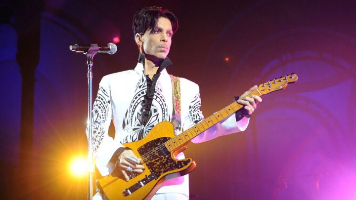 Cantante Prince tocando la guitarra