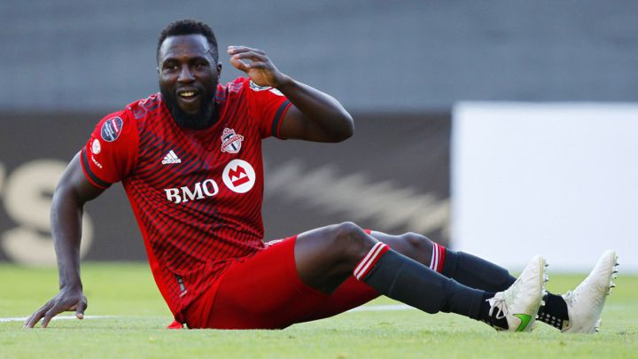 Jozy Altidore en encuentro de Toronto FC levantándose después de un intento de gol.