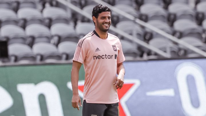 Carlos Vela en calentamiento de LAFC en el Banc of California antes de enfrentar a New England Revolution