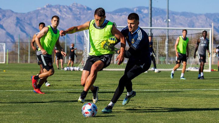 Chicharito Hernándes en entrenamiento de LA Galaxy peleando por el esférico con Jonathan Bond.