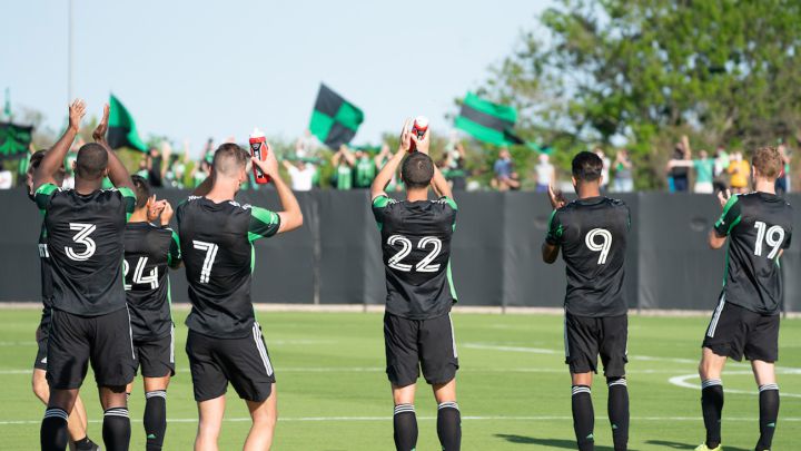 Jugadores de Austin FC agardecen a la afición por presentarse a apoyar sus partidos de pretemporada.