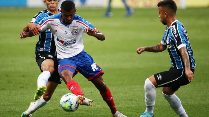 Thiago Andrade peleando por la posesión en duelo de Serie A entre Bahía y Grêmio.