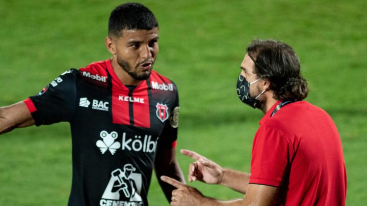 Alex López habla con su entrenador Andrés Carevic en duelo en casa contra Atlanta United en Concachampions