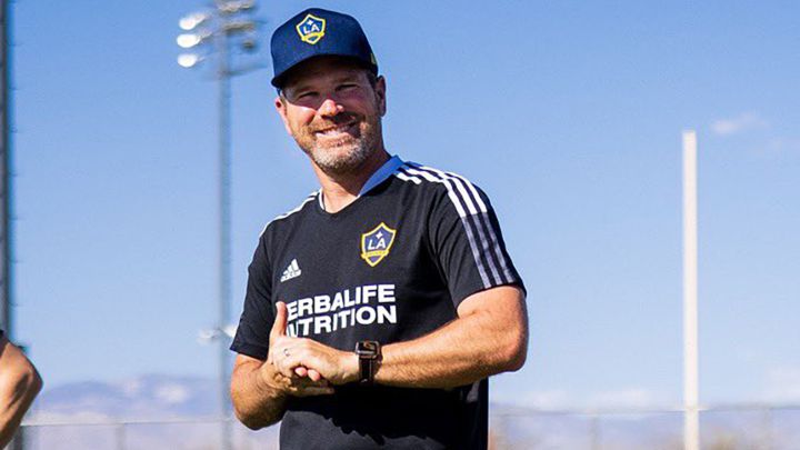 Greg Vanney en entrenamiento de LA Galaxy para juegos de preparación en Tucson, Arizona.