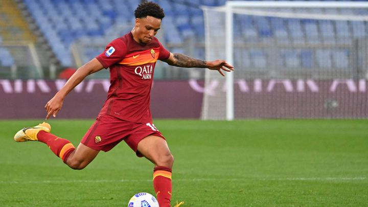 El estadounidense, Bryan Reynolds, realiza un pase durante el partido entre Roma y Genoa de la Serie A.