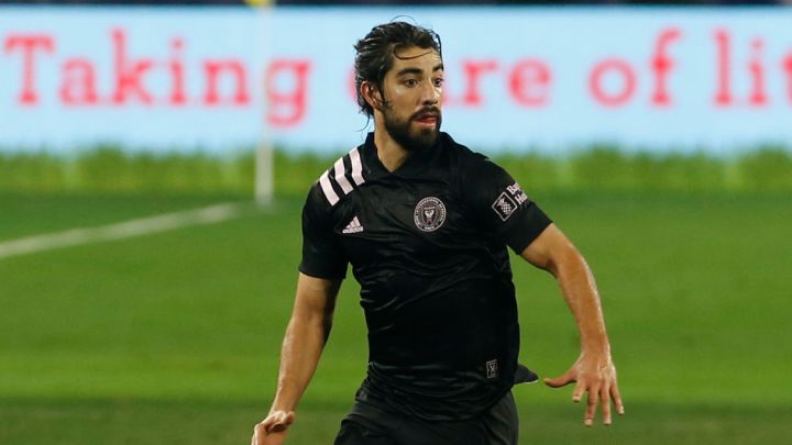 Rodolfo Pizarro conduce el balón durante un partido de Inter Miami en la MLS.