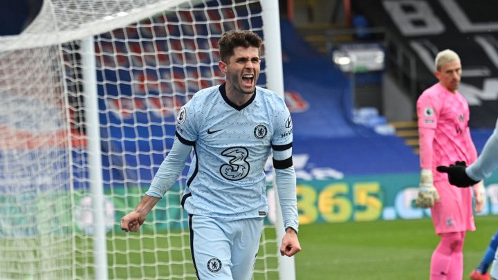 Christian Pulisic celebra junto a Kai Havertz uno de sus goles frente a Crystal Palace, en Premier League.