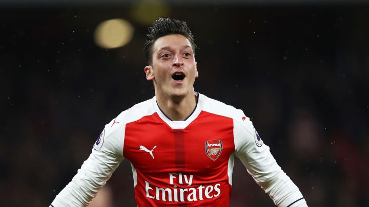 Mesut Özil celebrando gol del Arsenal ante el Stoke City.