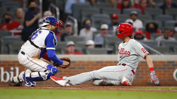 Alec Bohm y Travis d'Arnaud en juego entre Phillies y Braves