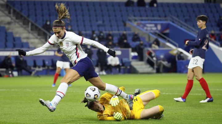 Pauline Peyraud-Magnin detiene intento de Alex Morgan en amistoso en el Stade Ócean entre Estados Unidso y Francia.