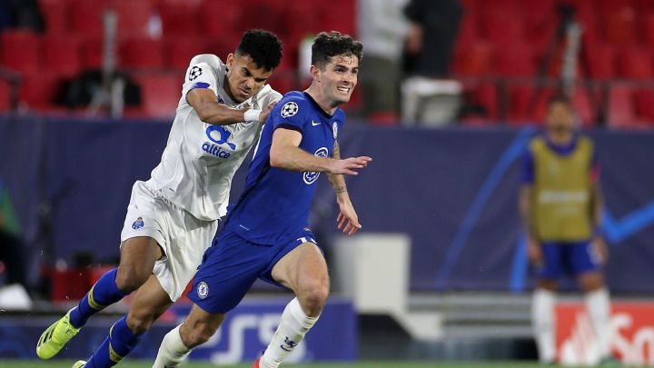 Christian Pulisic peleando el balón con Pepe en cuartos de final de la Champions League entre Chelsea y Porto.