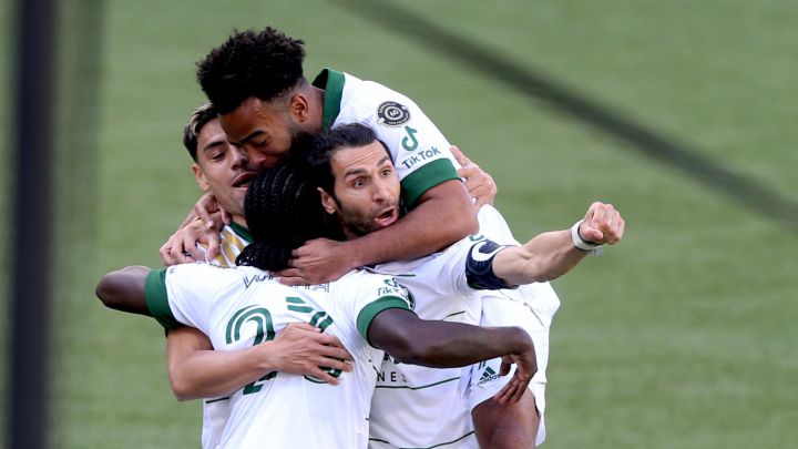 Compañeros de Yimmi Chara festejan con él una de sus anotaciones en el juego contra Marathón de Concacaf Champions League.