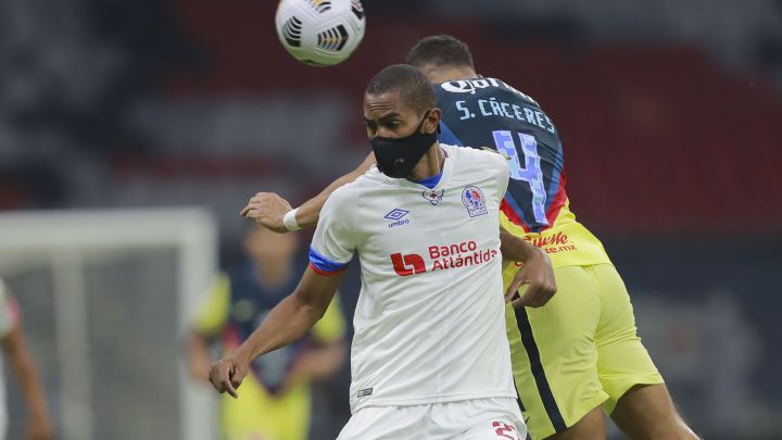 Jerry Bengtson en acción durante el América vs Olimpia en el Estadio Azteca.