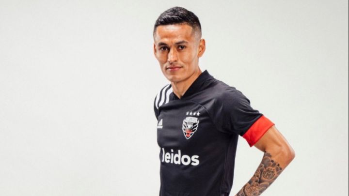 Andy Najar posa con la nueva indumentaria de DC United.