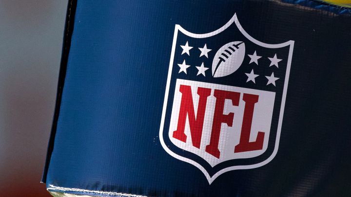 Logo de la NFL en campo de juego