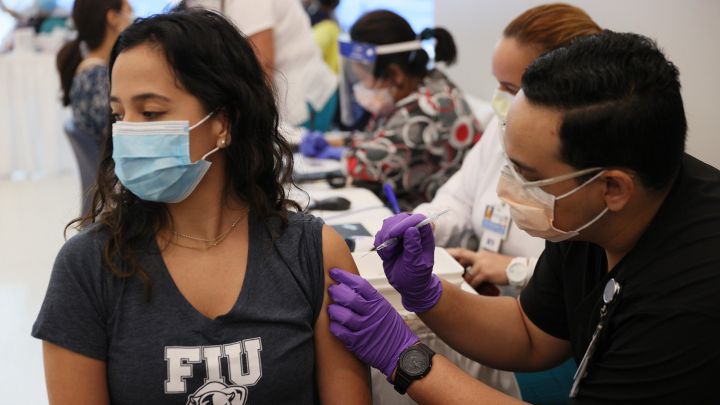 Mujers recibe la vacuna contra COVID-19 de Pfizer-BioNtech