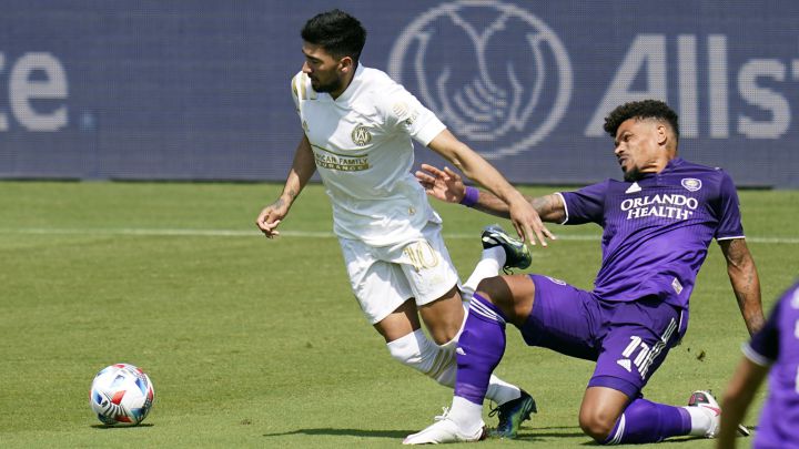 Marcelino Moreno peleando el esférico con Júnior Urso en el juego entre Atlanta United y Orlando City en el Exploria Stadium.