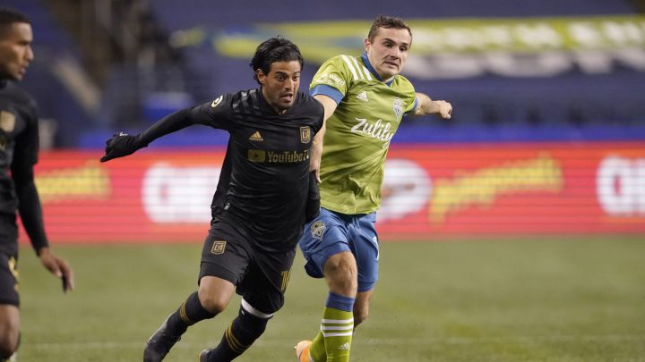 Carlos Vela peleando el balón con Jordan Morris en duelo de LAFC contra Seattle Sounders.