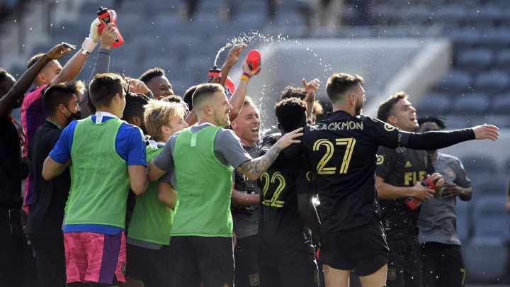 LAFC festeja junto a su afición el primer triunfo de la temporada 2021.