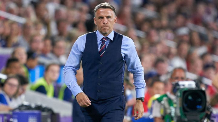 Phil Neville en el banquillo de Inglaterra durante partido contra Estados Unidos en la SheBelieves Cup.