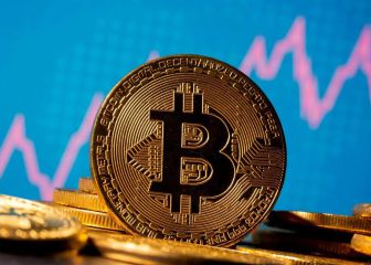 Tras alcanzar récord, Bitcoin sufre caída de casi 15%