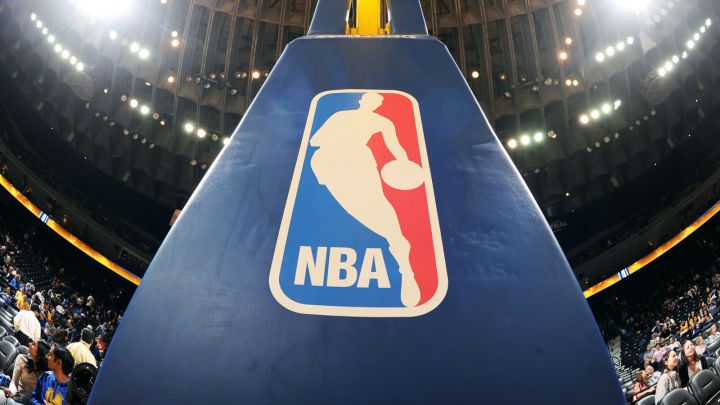 Logo de la NBA en arena