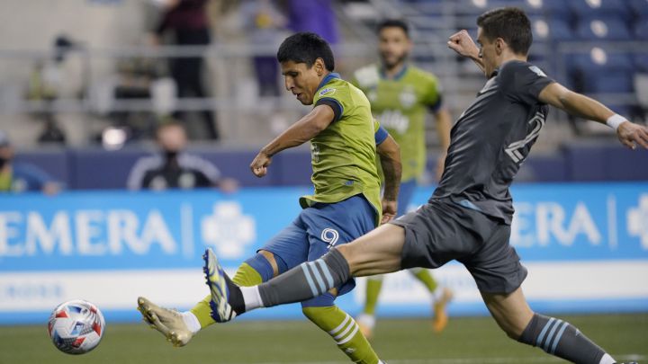 Raúl Ruidíaz tirando con la marca encima de Jukka Raitala, jugador del Minnesota United.