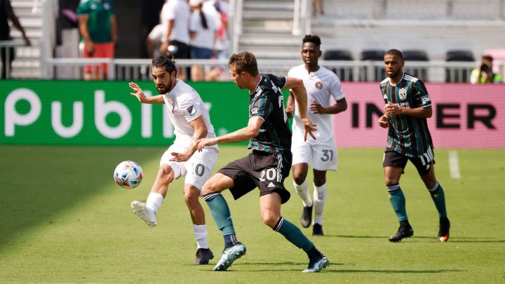 Rodolfo Pizarro mandando pase a su compañero de Inter Miami previo a perder el balón ante Nick DePuy de LA Galaxy.