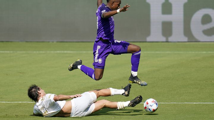 Santiago Sosa barriéndose para quitarle el balón a Perea en duelo entre Orlando City y Atlanta United.