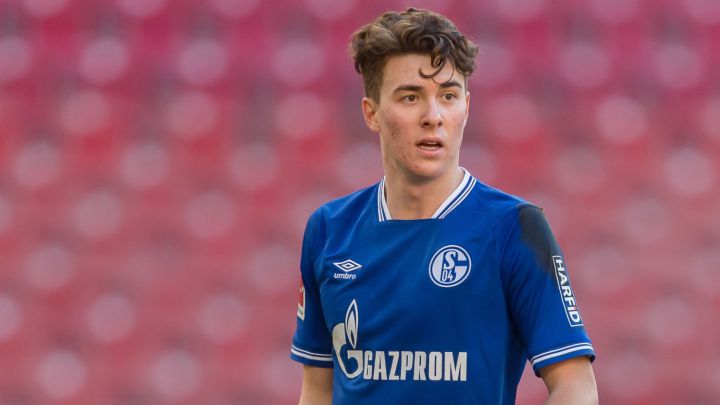 Matthew Hoppe en encuentro del Schalke 04 ante VfB Stuttgart en la Mercedes-Benz Arena.