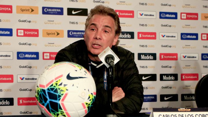 De los Cobos anunció su salida en conferencia de prensa este miércoles.