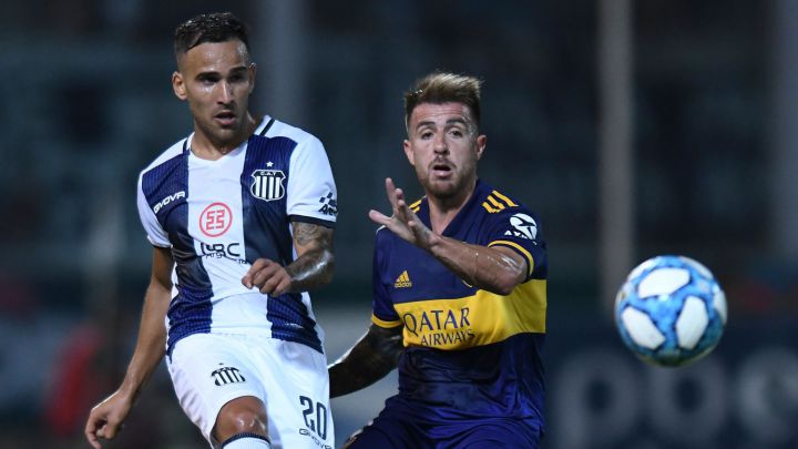 Franco Fragapane mandando pase con la marca de Julio Buffarini en duelo de Talleres contra Boca Juniros en el Estadio Mario Alberto Kempes.