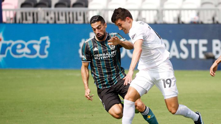 Sebastian Lletget peleando por la posesión ante el atacante de Miami, Robbie Robinson, en partido entre LA Galaxy e Inter Miami en Fourt Lauderdale.
