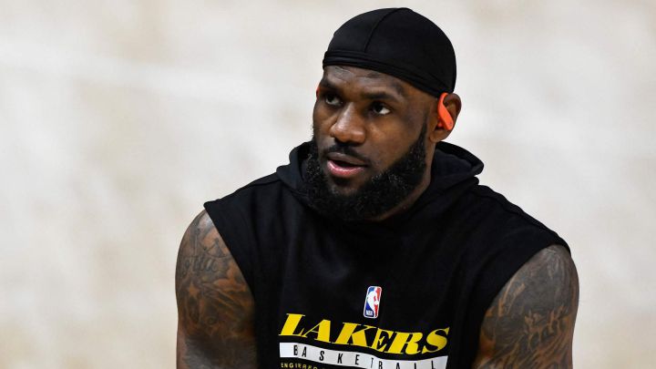 LeBron en la duela, calentando previo a un partido de Los Angeles Lakers.