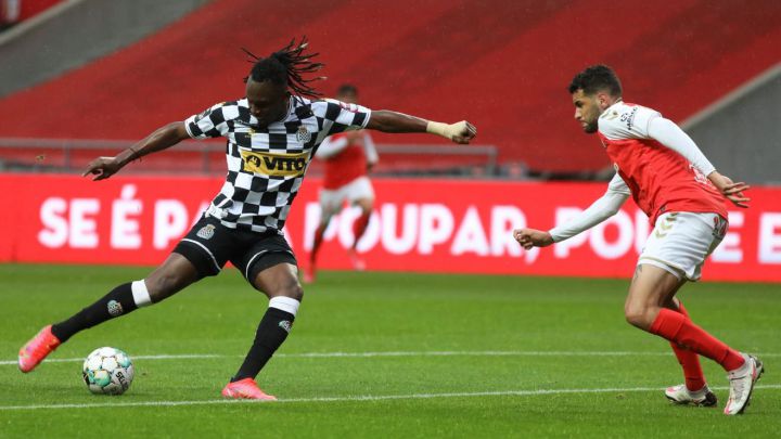 Alberth Elis en acción durante un juego por la Liga de Portugal.