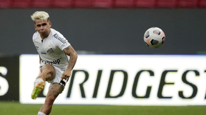 Yeferson Soteldo cobrando tiro libro en Copa Libertadores durante juego entre Santos y San Lorenzo.