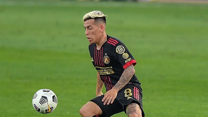 Ezquiel Barco controlando balón en juego de vuelta de octavos de final con Atlanta United ante Alajuelense.