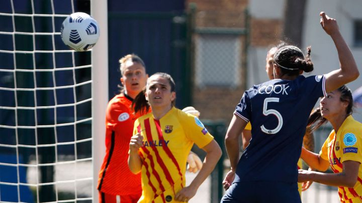 La defensora estadounidense Alana Cook remata de cabeza frente al arco de Barcelona en juego con Paris Saint-Germain por parte de la UEFA Women Champions Leauge, semifinal en el estadio Georges Lefevre.