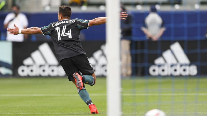 Javier "Chicharito" Hernández celebrando uno de sus primeros goles en el partido entre LA Galaxy y New York Red Bulls en el Dignity Health Sports Park.