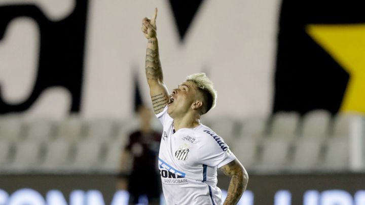 Yeferson Soteldo celebrando segundo gol de Santos en duelo de semifinal ante Boca Juniors en el Estadio Urbano Caldeira.