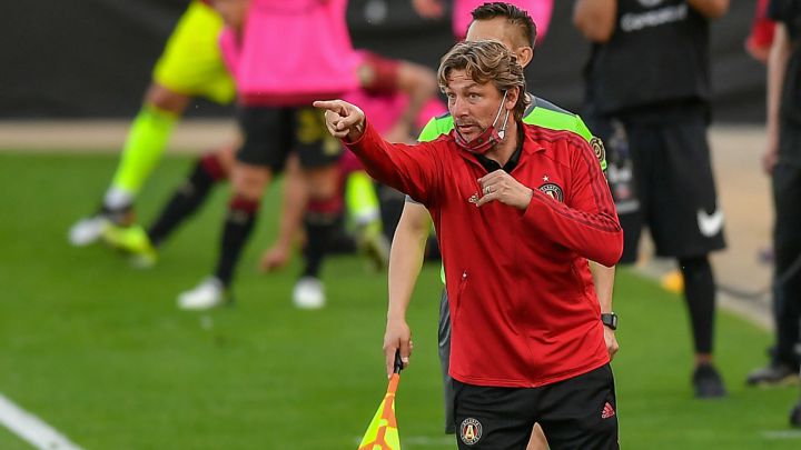 Gabriel Heinze dando indiciaciones en juego de octavos de final Concacaf Champions League entre Atlanta United y Alajuelense.