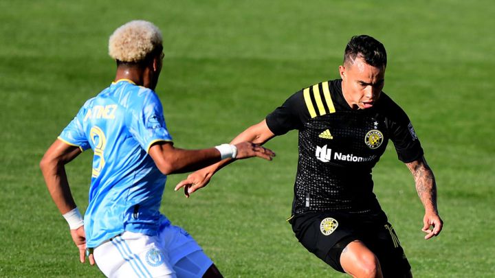 Luzas Zelarayán peleando posesión con José Andrés Martínez en duelo de MLS entre Columbus Crew y Philadelphia Union.