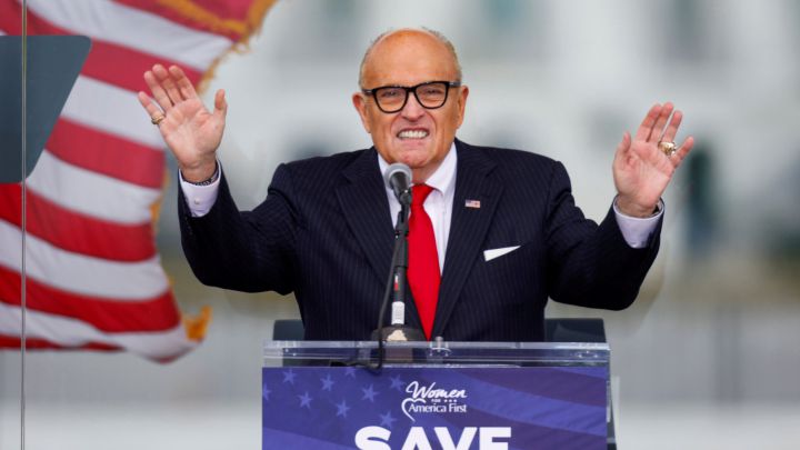 FBI allanó departamento de Rudy Giuliani en Nueva York por actividades en Ucrania
