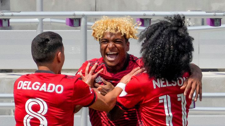 Luke Singh festejando su primer gol con Toronto FC en duelo ante Vancouver Whitecaps.