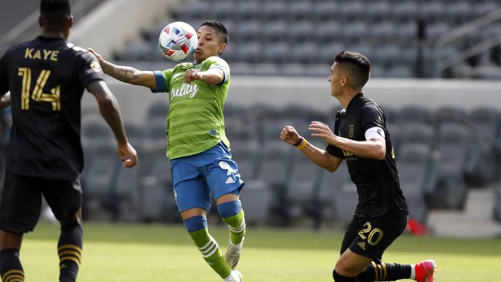 Raúl Ruidíaz controlando esférico frente a Eduard Atuesta en partido de Seattle Sounders ante LAFC en el Banc of California Stadium.