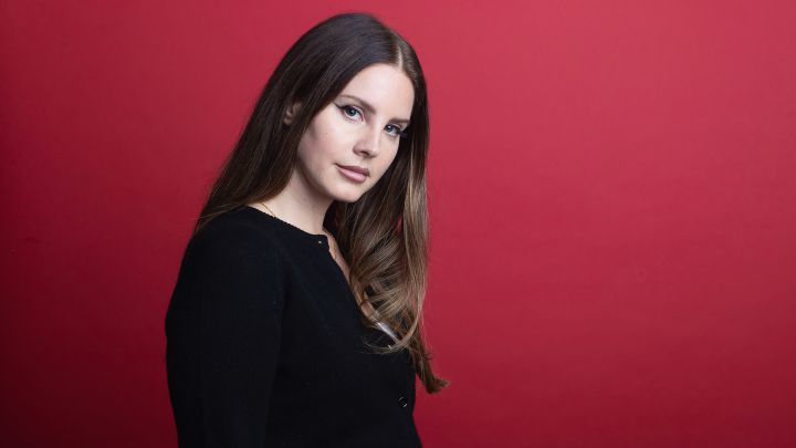 Lana Del Rey revela portada, título y fecha de lanzamiento de nuevo álbum 'Blue Banisters'