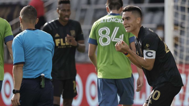 Eduard Atuesta reclamando un marcaje del árbitro central en el empate 1-1 ante Seattle Sounders en el Banc of California Stadium.