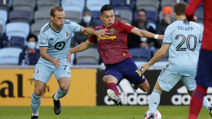 Rubio Rubín peleando por el esférico entre Chase Gasper y Trapp de Minnesota United en duelo con Real Salt Lake.