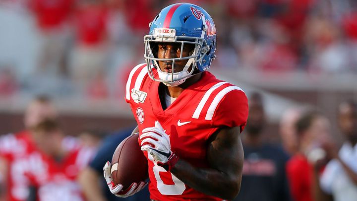 Elijah Moore, WR de Missippi en un juego de NCAA