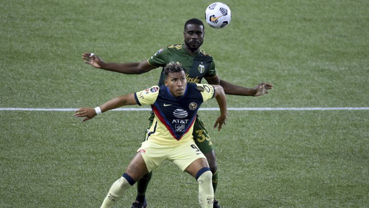 Roger Martínez de América en acción durante el partido frente a Portland Timbers en Providence Park.